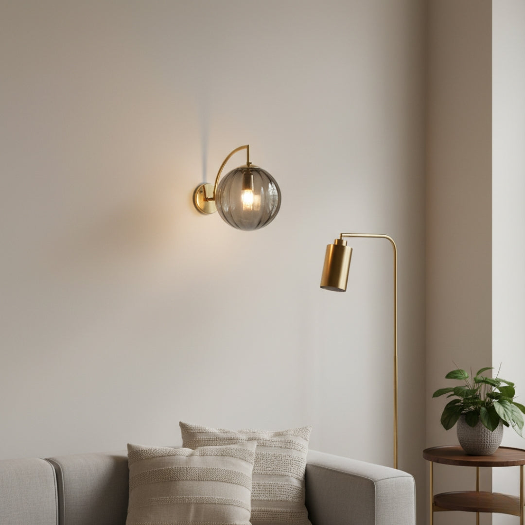 Wandleuchte LED Golden mit Kugel aus Rauchglas