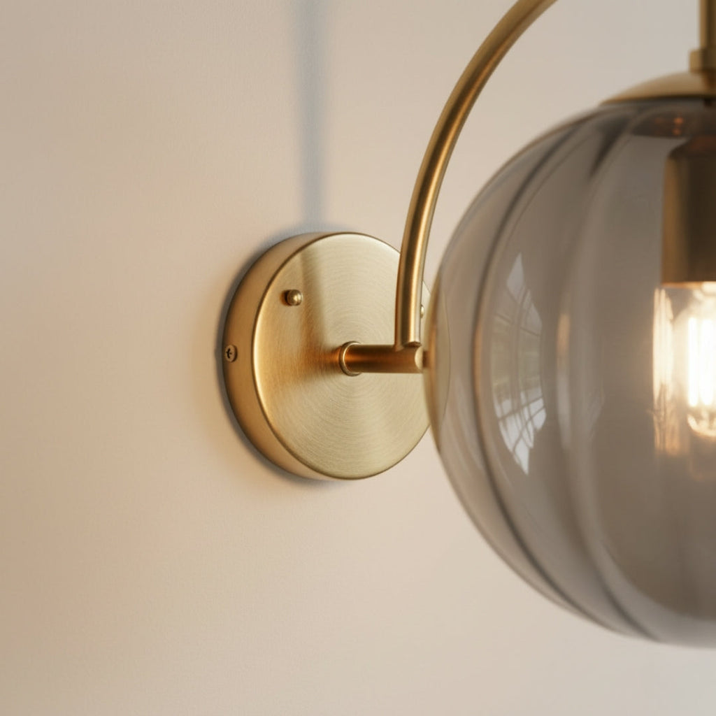 Wandleuchte LED Golden mit Kugel aus Rauchglas