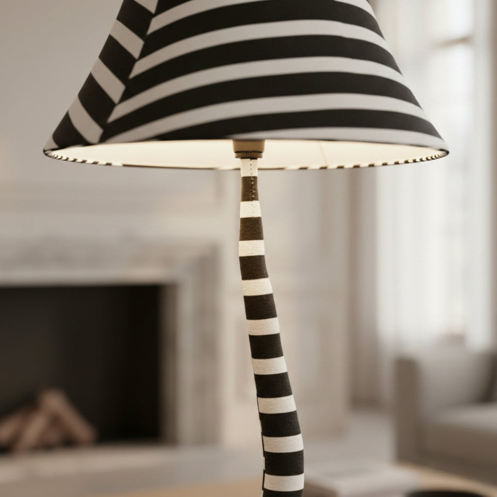 Stehlampe gestreifte Katze