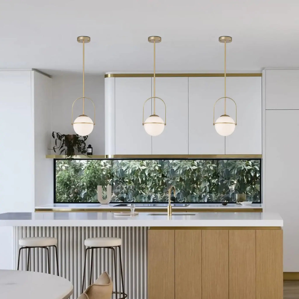 Pendelleuchte Globus Opalglas Gold