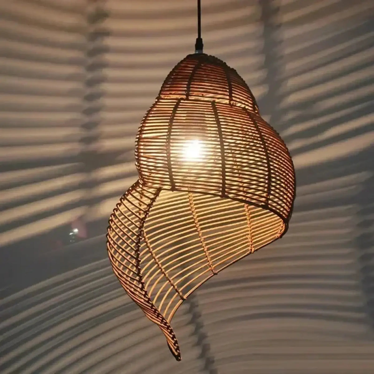 Pendelleuchte Schnecke aus Bambus und Rattan