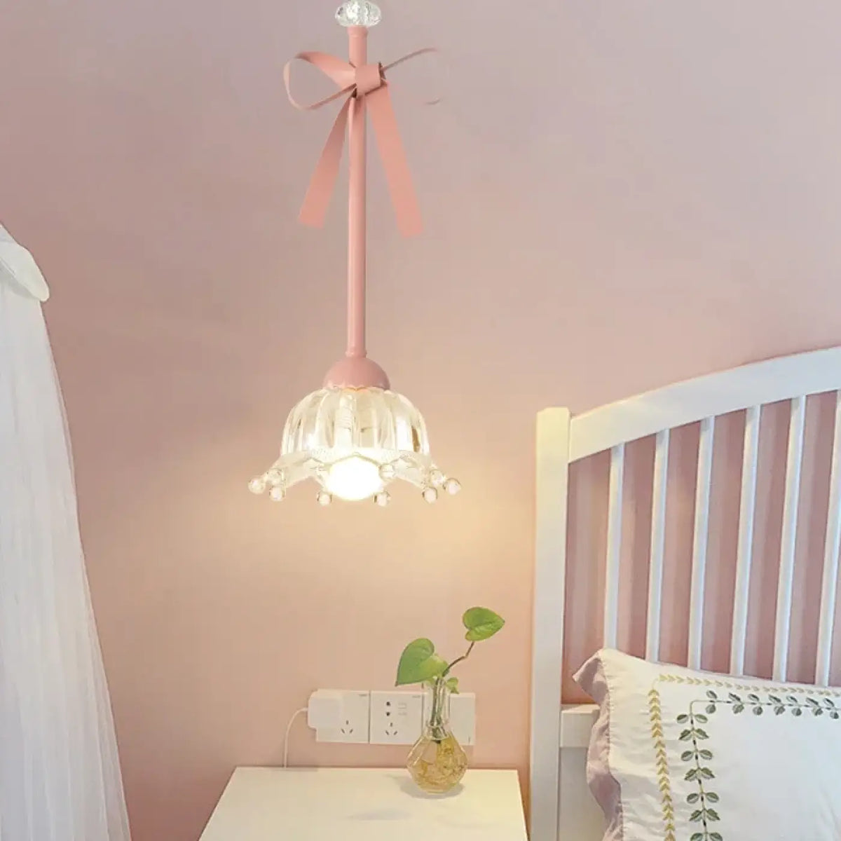 Pendelleuchte Design mit Bändern Rosa und Glas