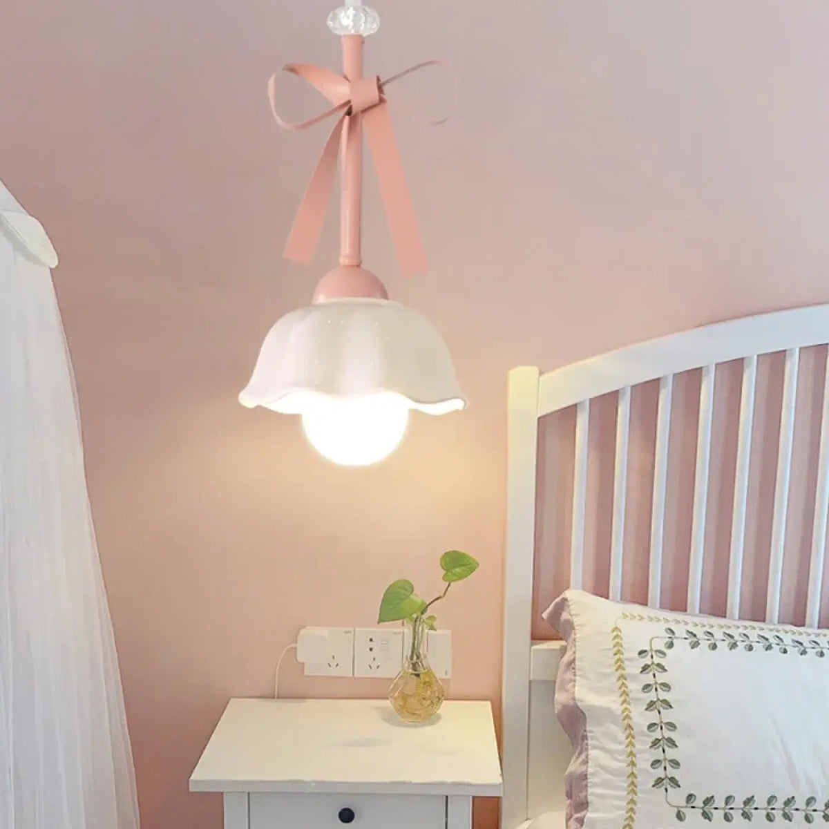 Pendelleuchte Design mit Bändern Rosa und Glas