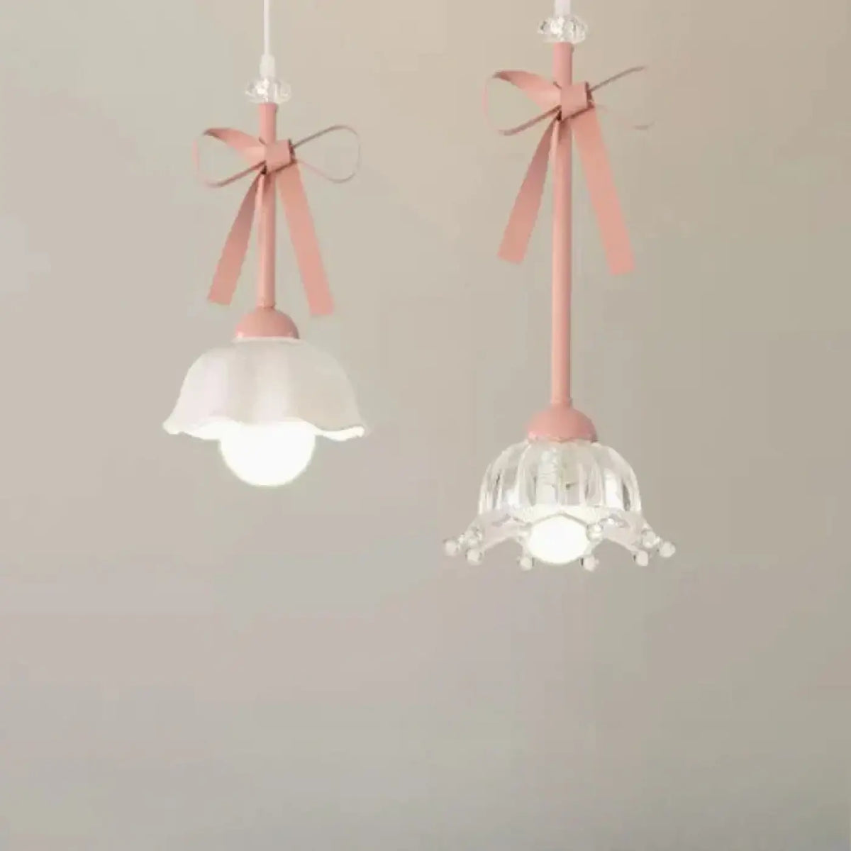 Pendelleuchte Design mit Bändern Rosa und Glas