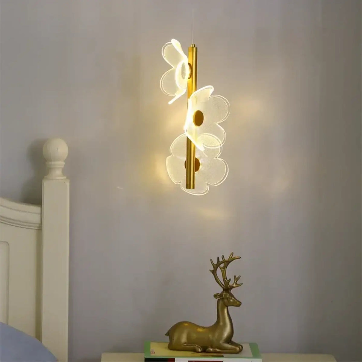 Pendelleuchte Gold mit 3 Blumen Weiß LED