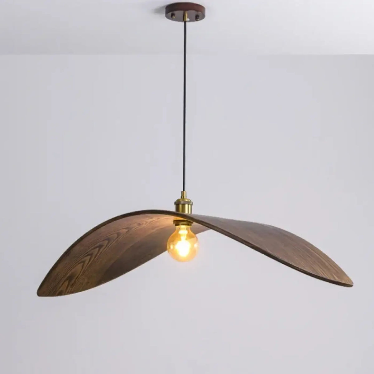 Pendelleuchte aus Holz Form Flügel