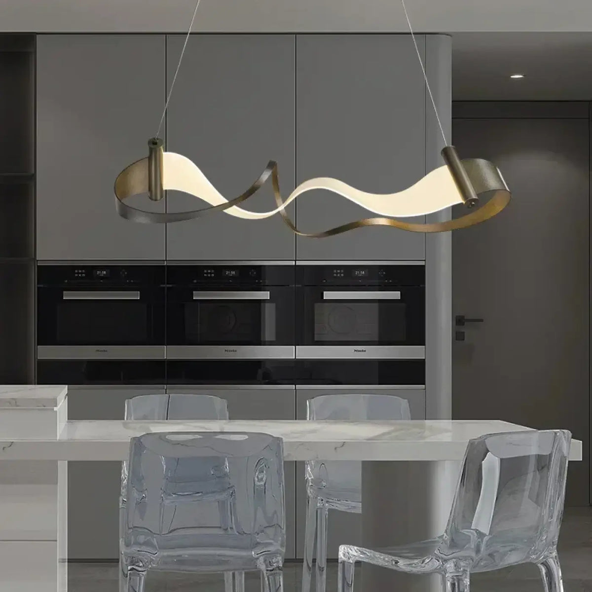 Pendelleuchte Gewellt aus Metall Gold