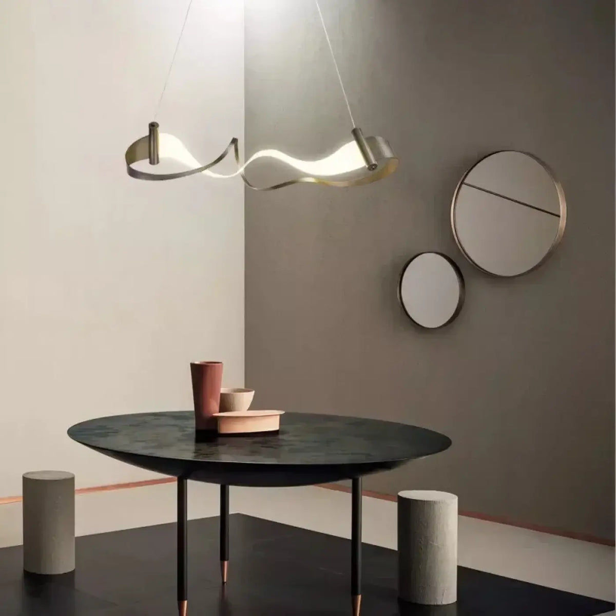 Pendelleuchte Gewellt aus Metall Gold
