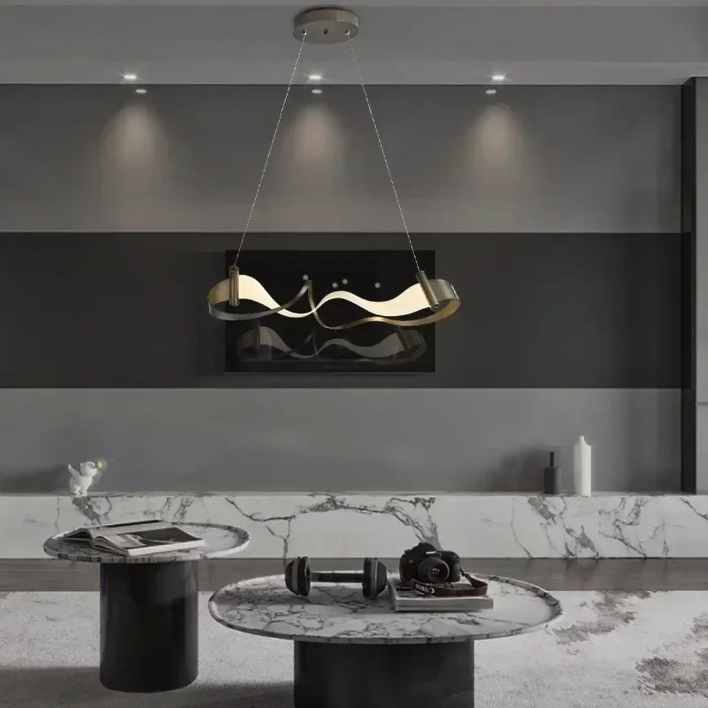 Pendelleuchte Gewellt aus Metall Gold