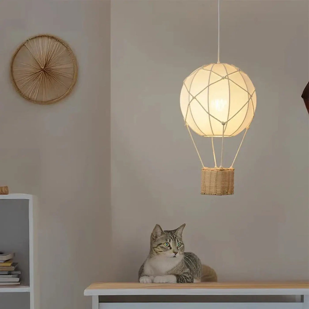 Pendelleuchte Heißluftballon mit Korb aus Rattan