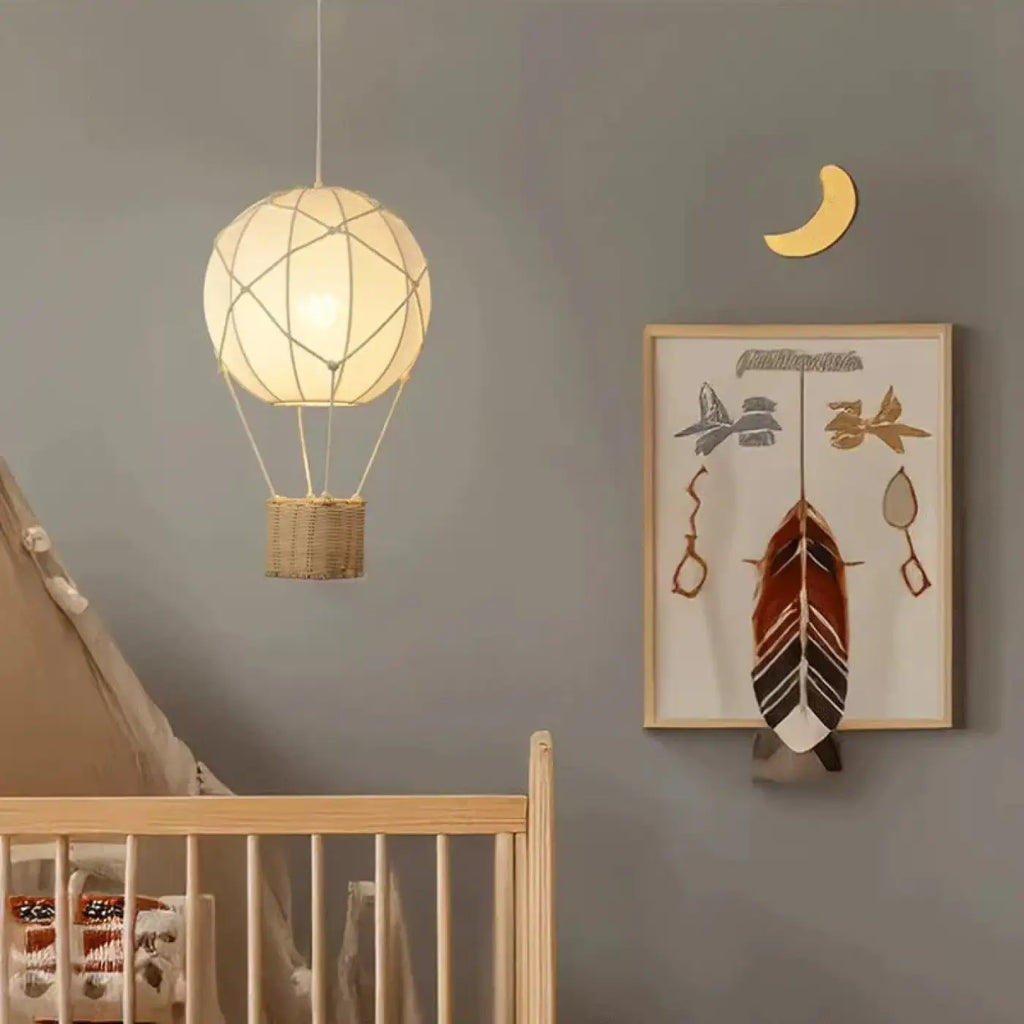 Pendelleuchte Heißluftballon mit Korb aus Rattan