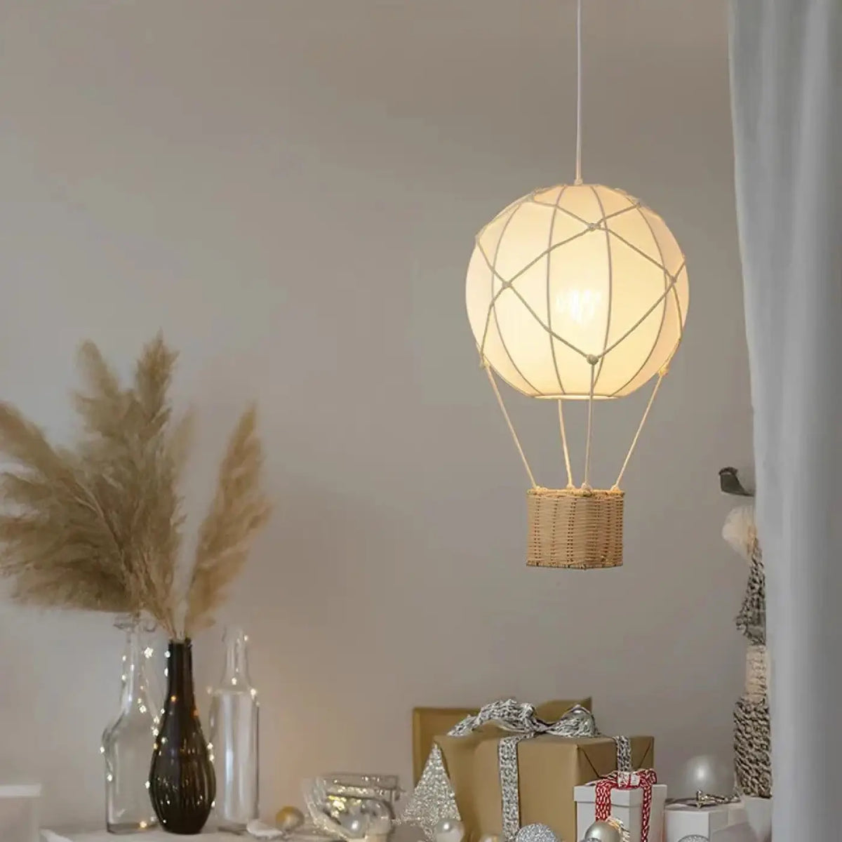 Pendelleuchte Heißluftballon mit Korb aus Rattan