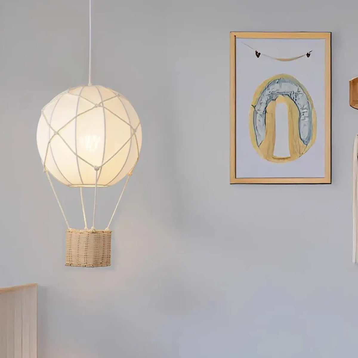 Pendelleuchte Heißluftballon mit Korb aus Rattan