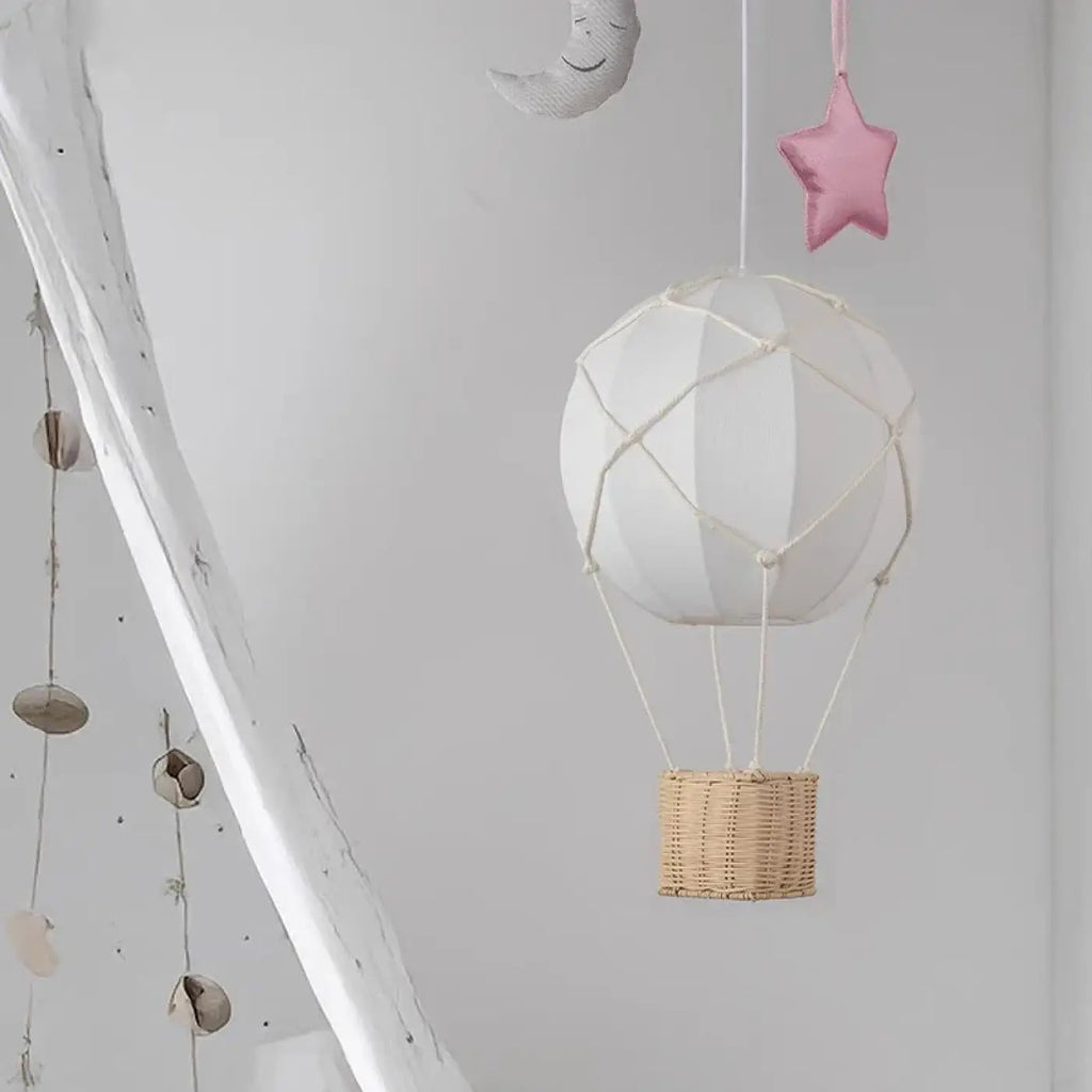 Pendelleuchte Heißluftballon mit Korb aus Rattan