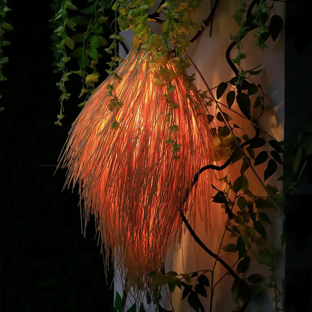 Pendelleuchte aus Raffia Effekt Feder