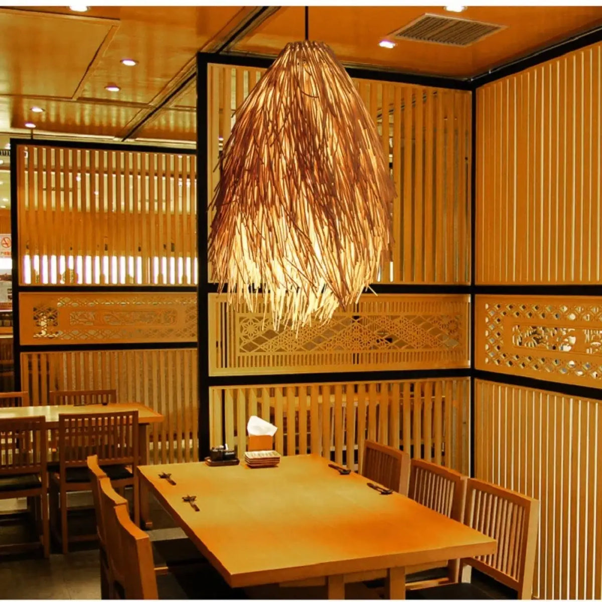 Pendelleuchte aus Raffia Effekt Feder